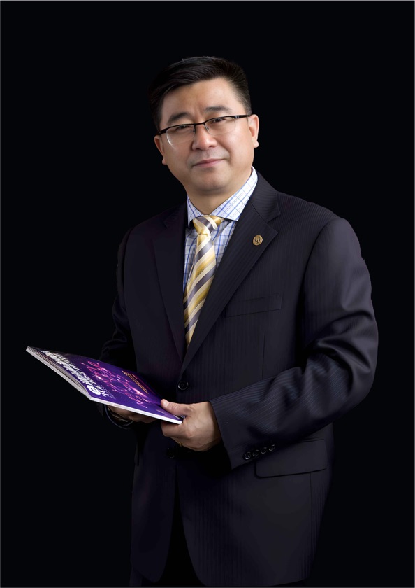 Formal portrait of Wu Honghua