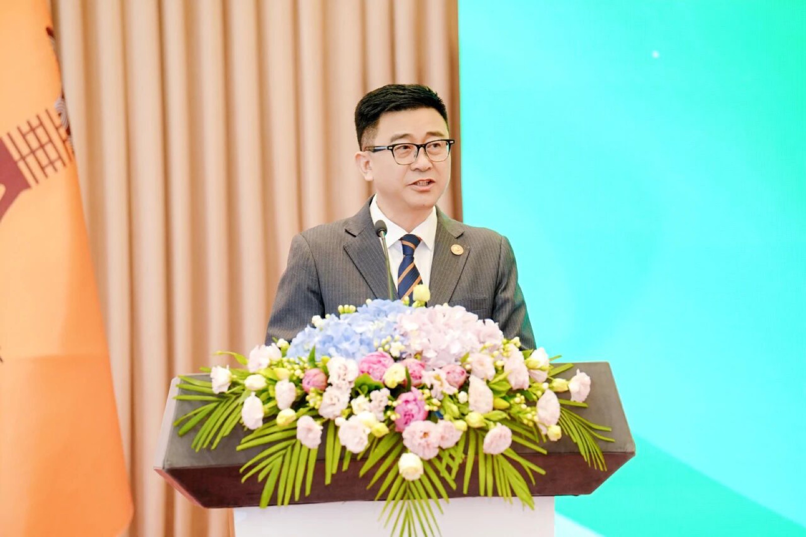 Wu Honghua speaking at a public industry event